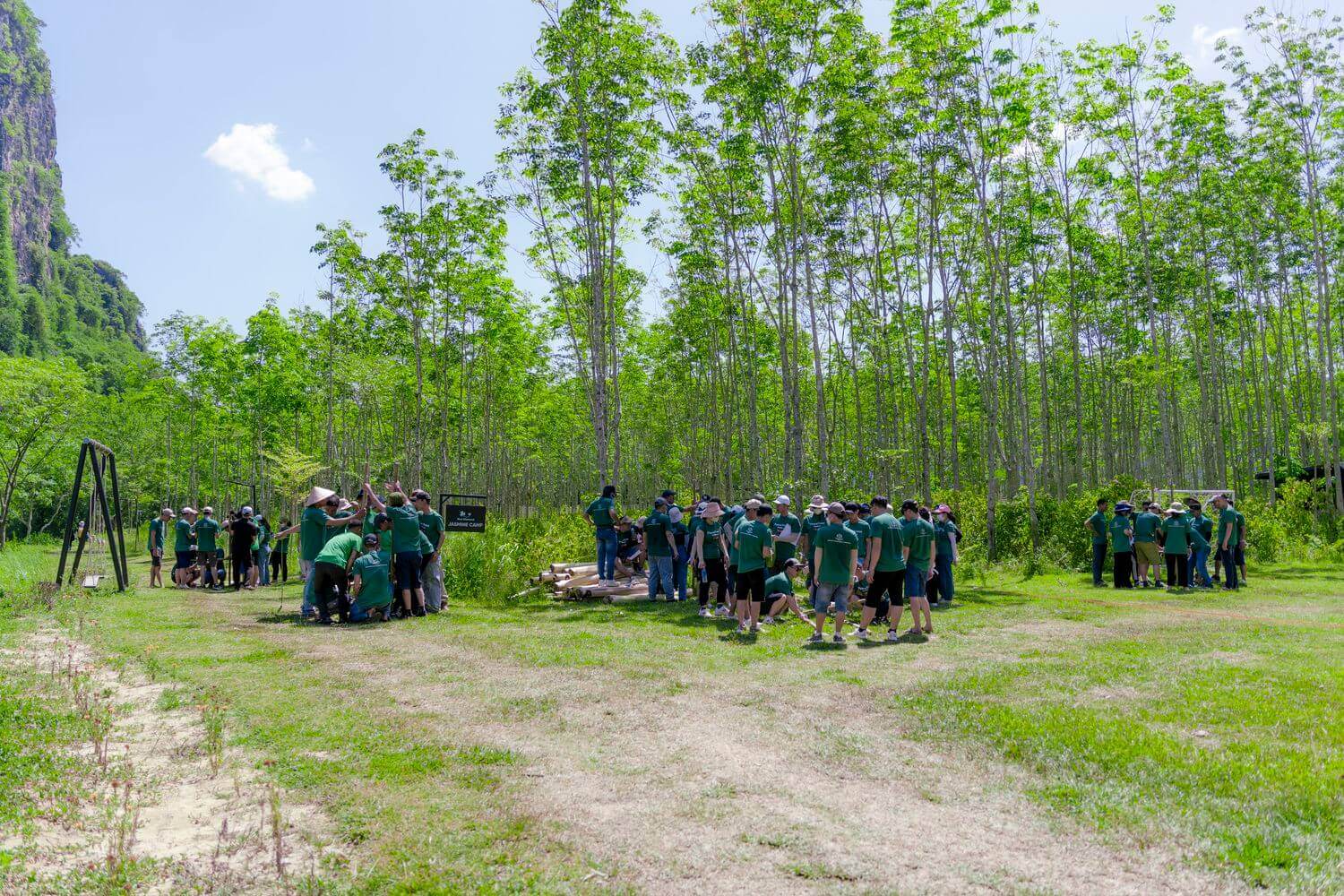 Các thành viên mỗi người một tay, cùng tạo nên chiếc thang gỗ thủ công bằng những đạo cụ được chuẩn bị sẵn để làm