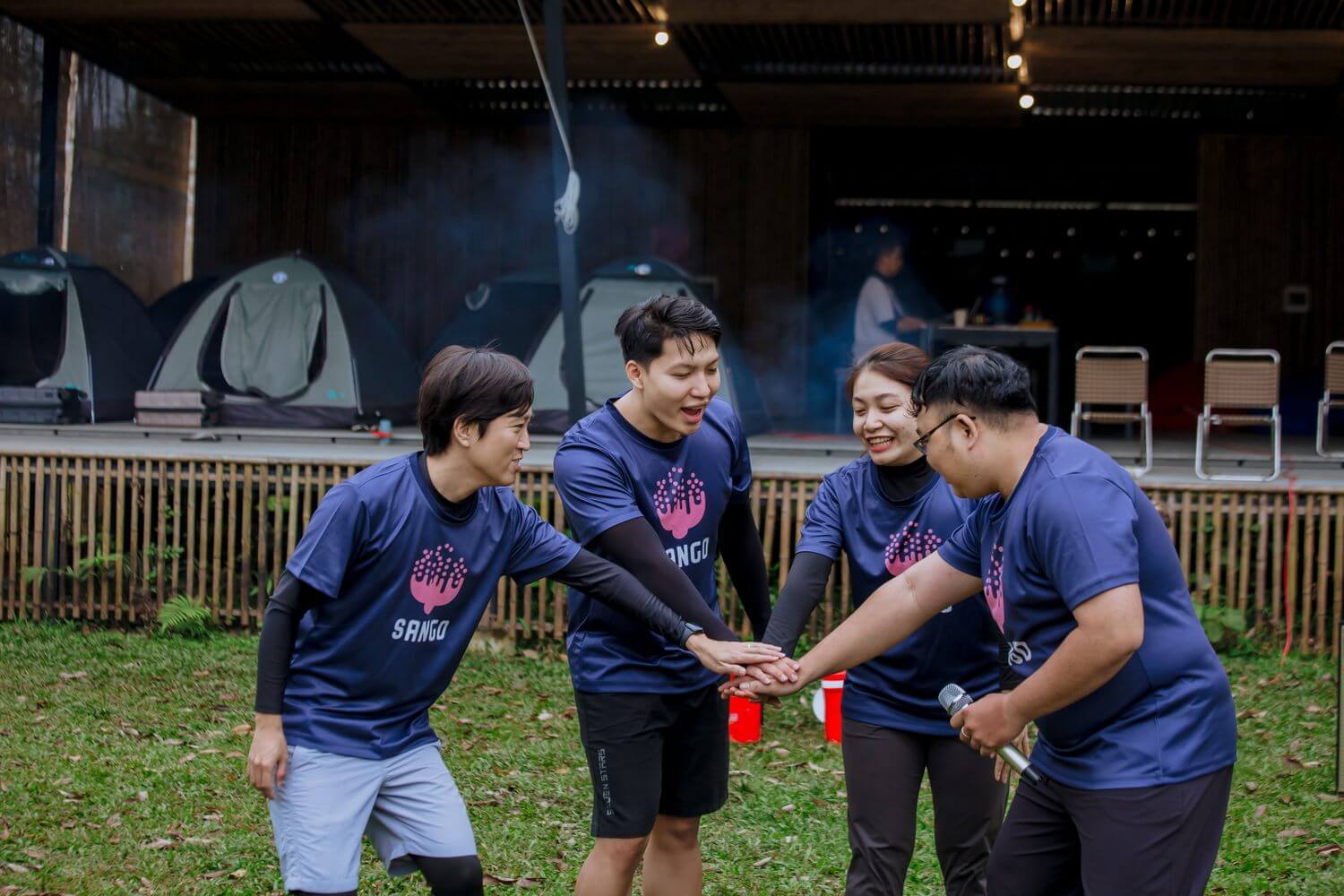Sau khi chia đội chơi, trưởng nhóm và các thành viên có thời gian trao đổi, đặt tên nhóm, slogan thể hiện quyết tâm chiến thắng