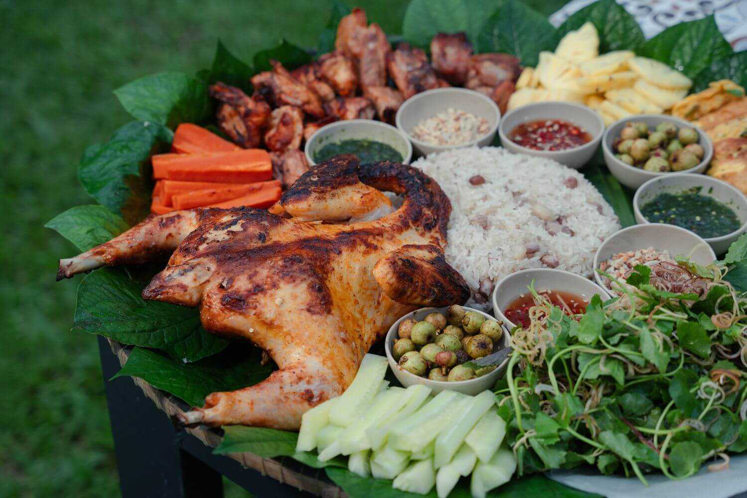 Gà nướng chấm muối cheo ăn kèm xôi là món đặc sản Quảng Bình nhất định phải thử.