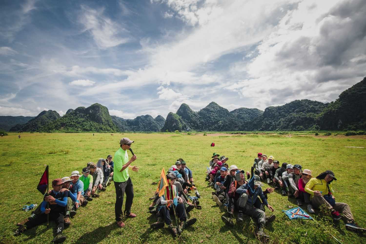 Trò chơi đua rết là một trong những lựa chọn phù hợp cho các buổi khởi động.