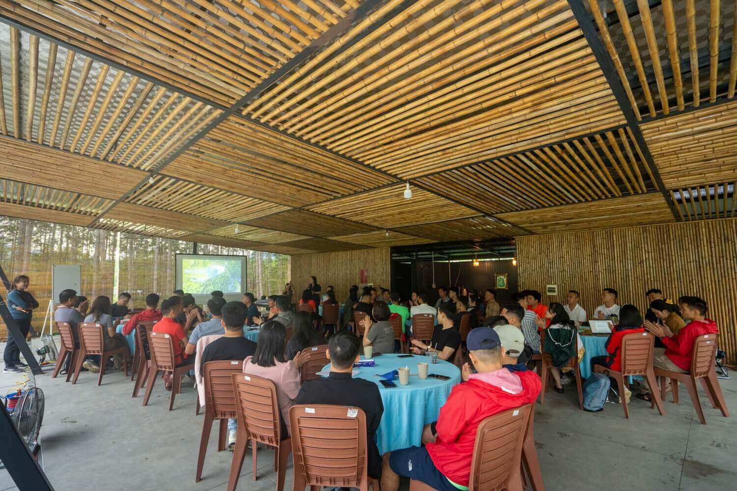 Để tạo không gian thoải mái cho các cuộc họp, doanh nghiệp có thể tổ chức hội họp theo xu hướng MICE tại Blue Diamond Retreat