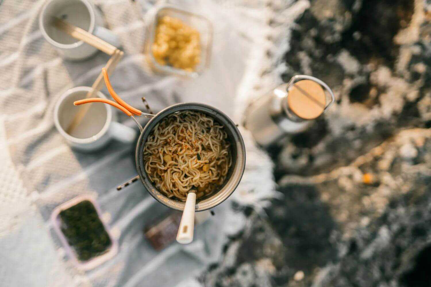 Với những buổi cắm trại qua đêm, mì ly là món không thể thiếu.