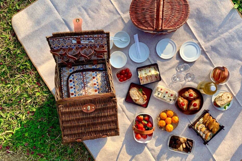 Đừng quên chuẩn bị một ít snack, bánh ngọt và các loại trái cây cho buổi picnic.