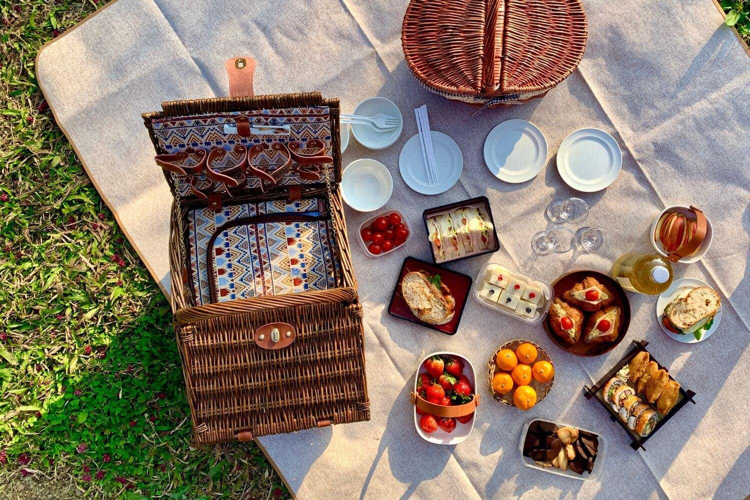 Đừng quên chuẩn bị một ít snack, bánh ngọt và các loại trái cây cho buổi picnic.