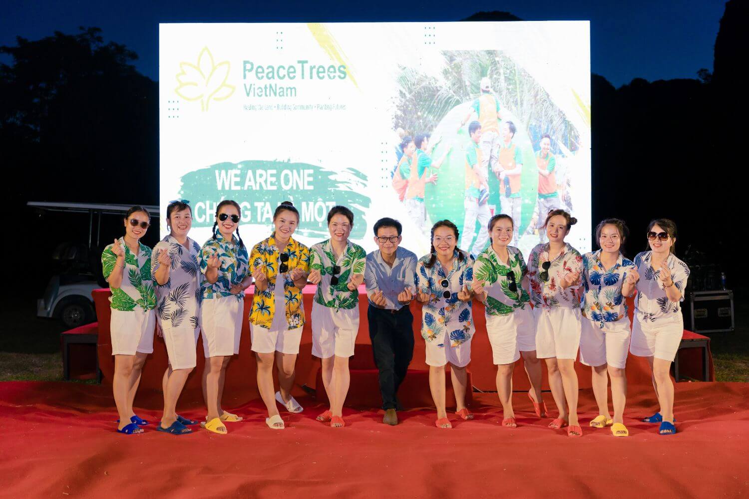 Year End Party cũng là dịp để nhìn lại một năm và khen thưởng các thành viên.
