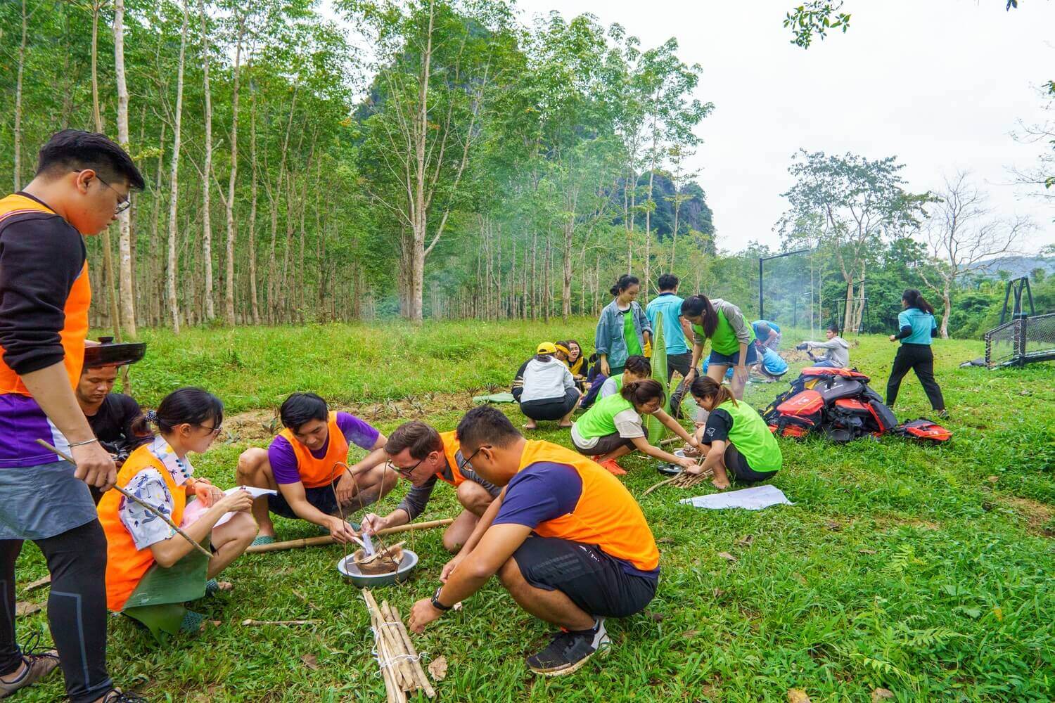 Thông qua các trò chơi vui nhộn trong team building, ban tổ chức có thể khéo léo lồng ghép văn hoá doanh nghiệp một cách tinh tế