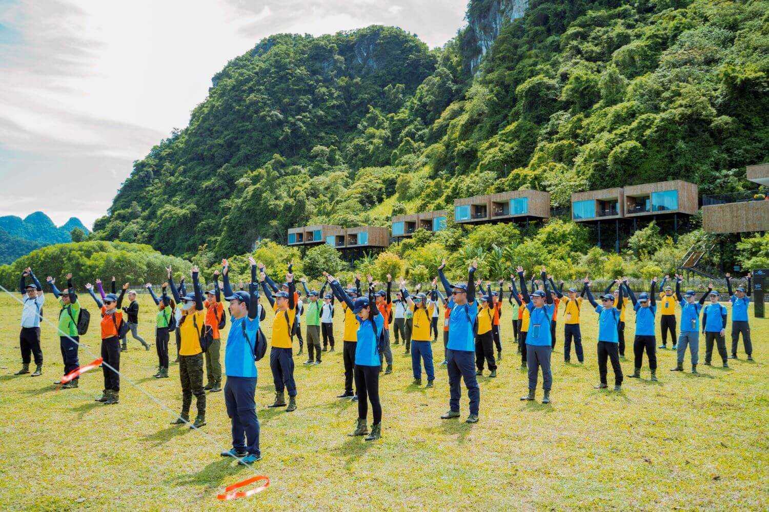 Sóng biển cũng là trò chơi teambuilding không cần đạo cụ dễ triển khai.