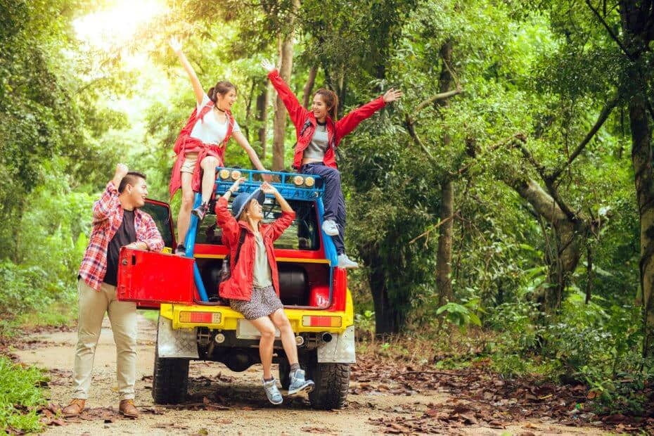 Chơi trò chơi trên xe tạo không khí thoải mái, giảm mệt mỏi cho mọi người
