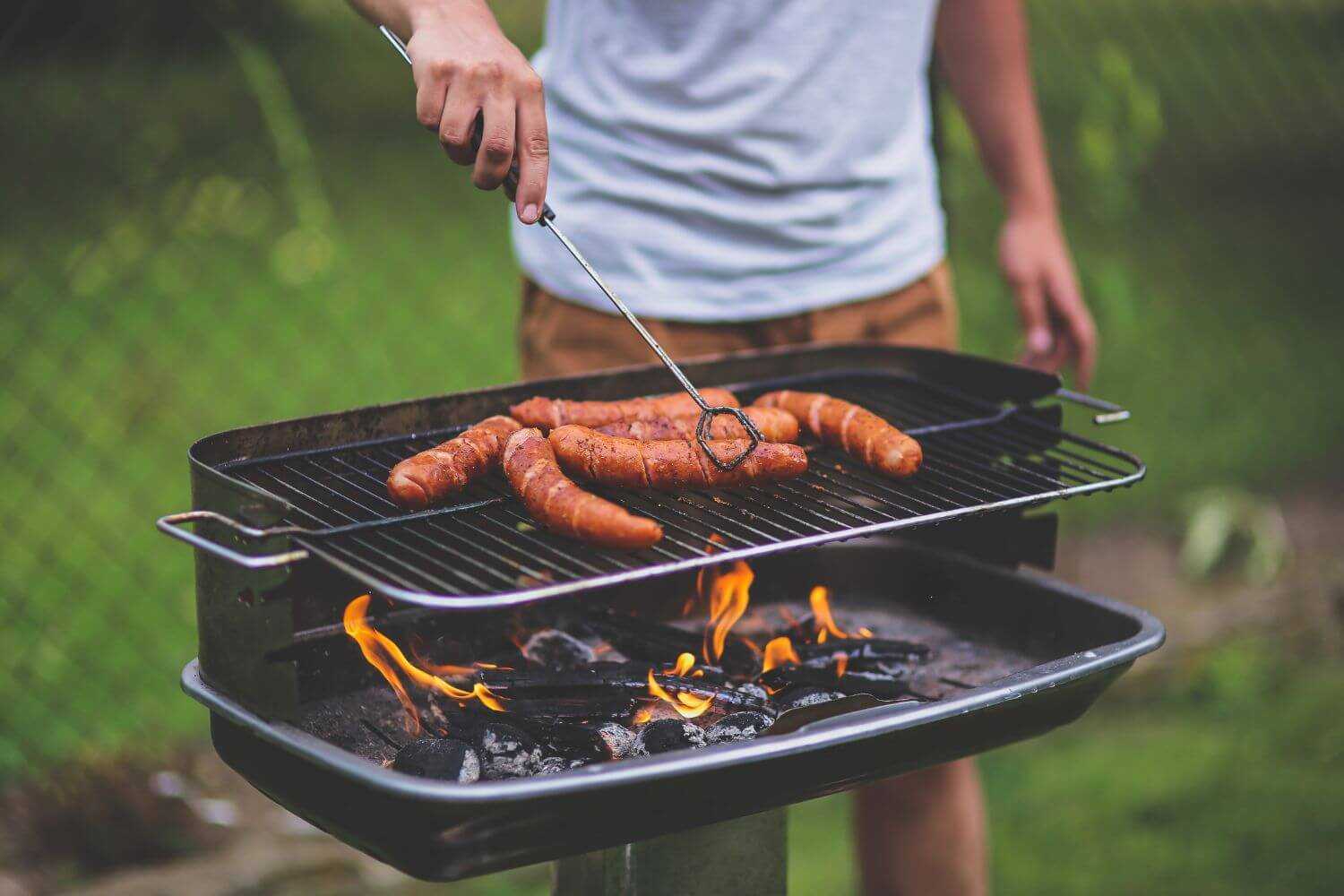 Với những buổi picnic, xúc xích nướng là món không thể thiếu.