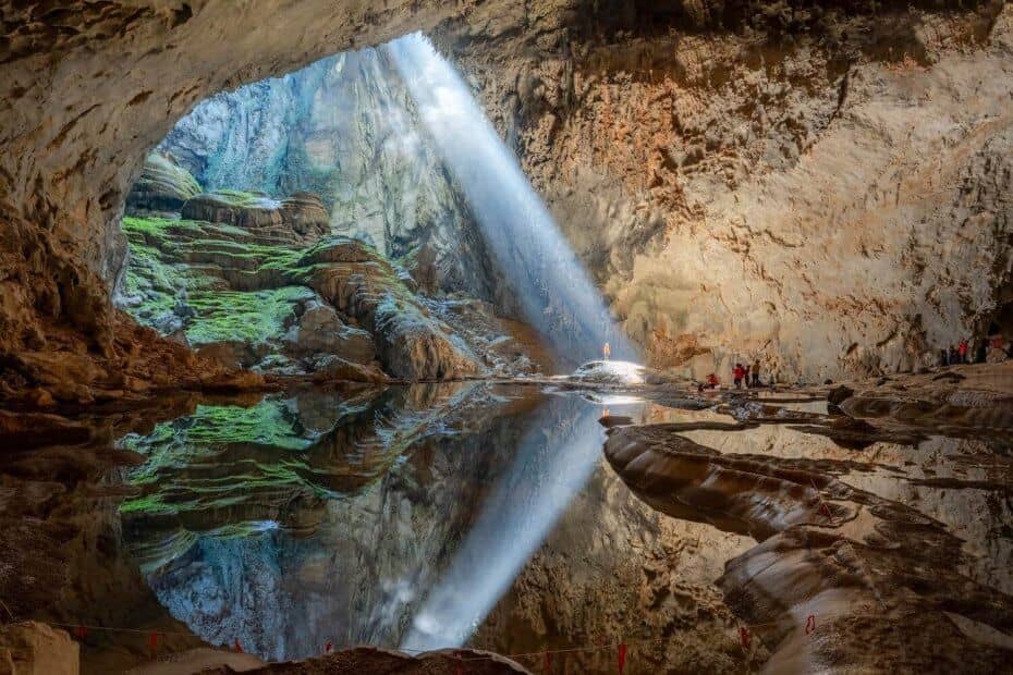 Hang Sơn Đoòng tại VQG Phong Nha Kẻ Bàng nổi tiếng là hang động lớn nhất thế giới, nơi có cảnh quan hùng vĩ và hệ sinh thái độc đáo