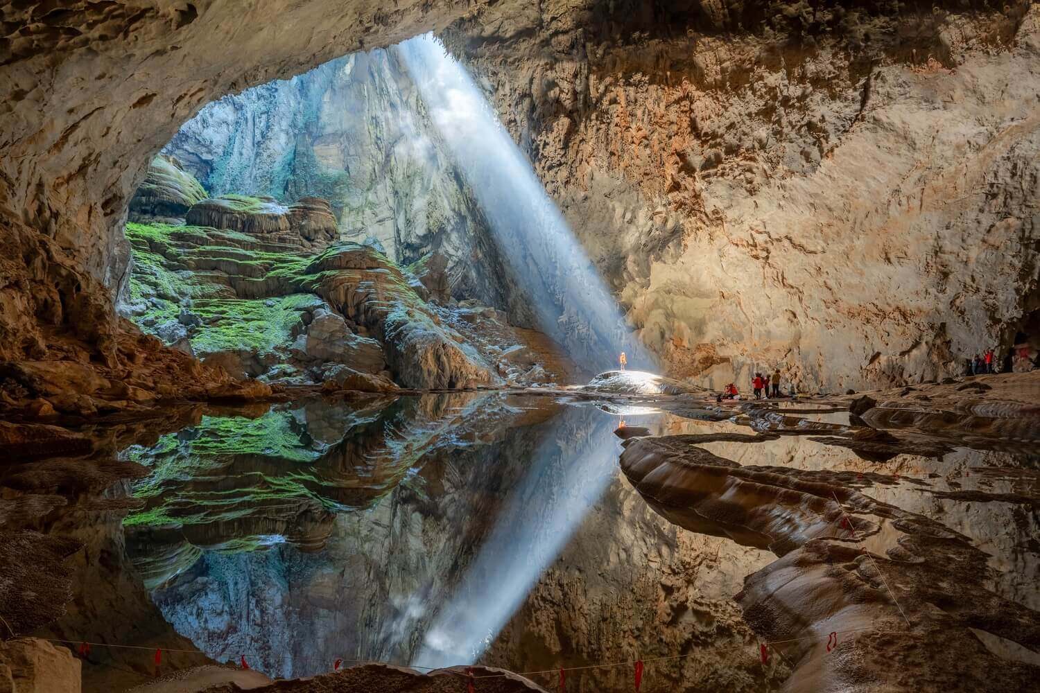 Hang Sơn Đoòng tại VQG Phong Nha Kẻ Bàng nổi tiếng là hang động lớn nhất thế giới, nơi có cảnh quan hùng vĩ và hệ sinh thái độc đáo