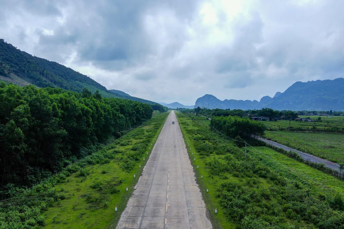 Sân bay Khe Gát nằm giữa một hẻm núi hiểm trở trên dãy Trường Sơn