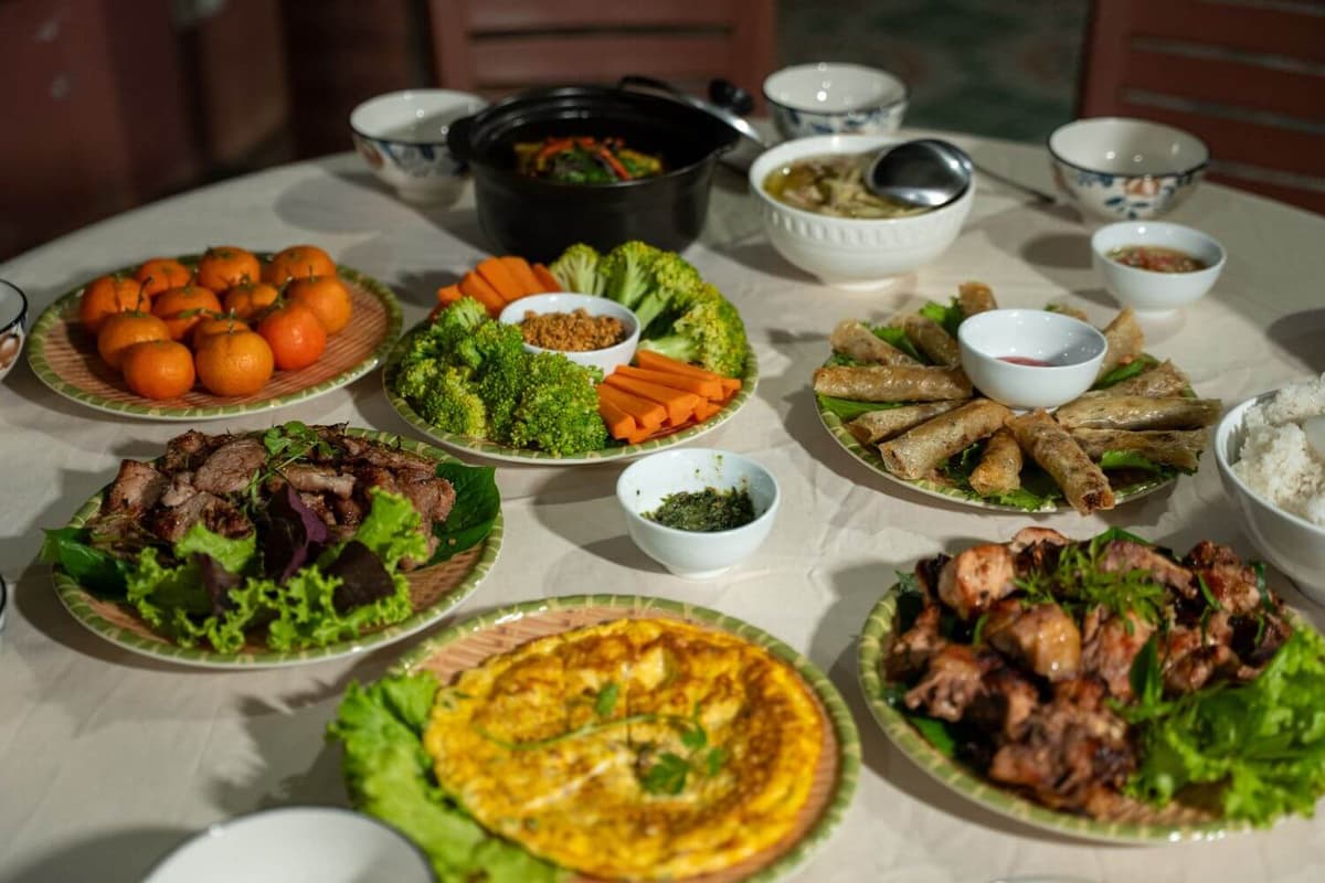 Thực đơn ăn tối ở nhà dân tại làng Khe Gát, do Blue Diamond Retreat vận hành