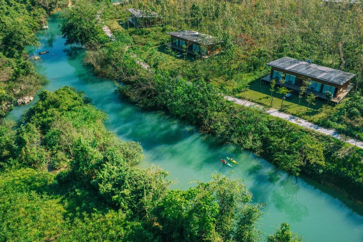 Blue Diamond Retreat is located just about 3 kilometers from Khe Gat Airfield
