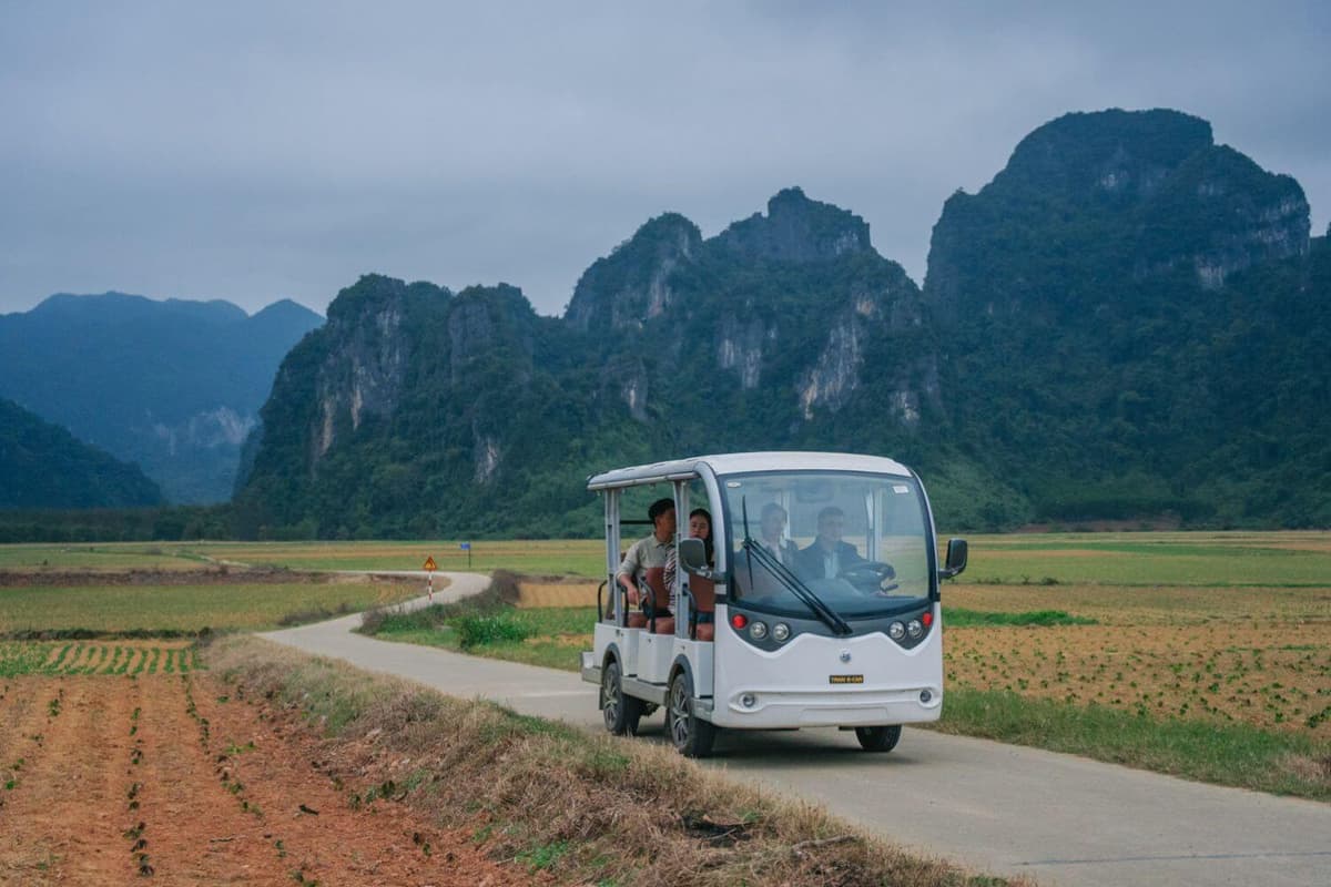 Du khách lưu trú tại Blue Diamond Retreat có thể trải nghiệm ăn tối ở nhà dân và tham quan sân bay Khe Gát