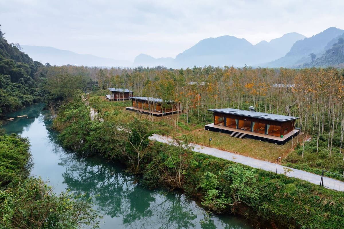 Nếu lưu trú tại Blue Diamond Retreat, bạn có thể đặt dịch vụ đưa đón từ Sân bay Đồng Hới đến khu nghỉ dưỡng.