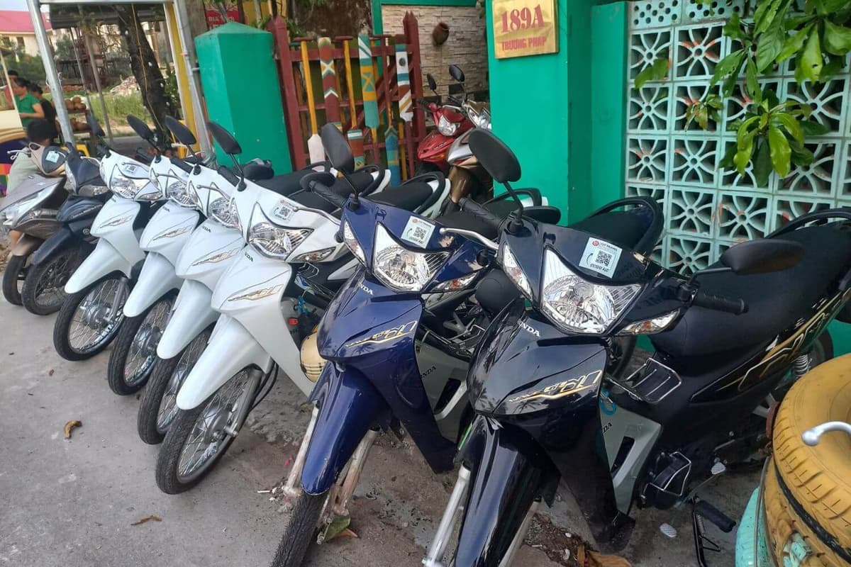 Giá thuê xe máy tại Đồng Hới thường khoảng 120.000 - 200.000 VNĐ/ngày, tùy loại xe.