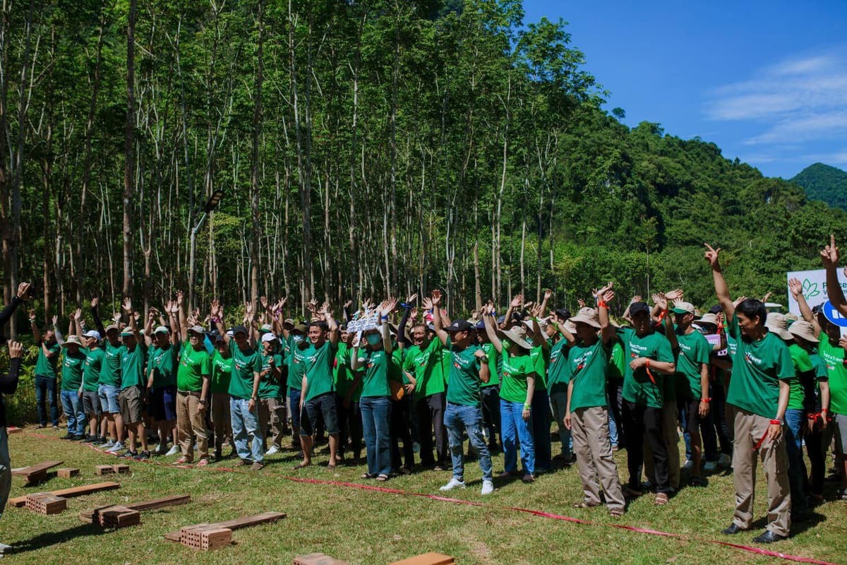 Trò chơi team building xin mời bạn yêu cầu người chơi chỉ thực hiện hiệu lệnh có từ “xin mời bạn”