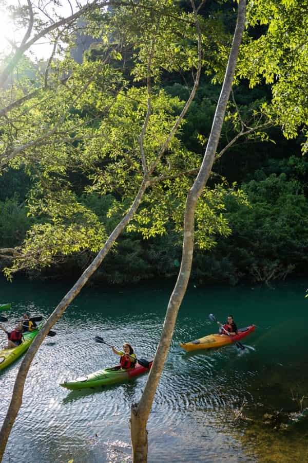 Chèo Kayak trên suối Blue