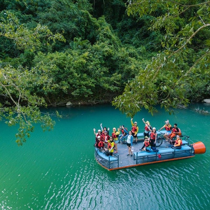 Du ngoạn suối trên thuyền sức gió là một hoạt động độc đáo chỉ có tại Blue Diamond Retreat.
